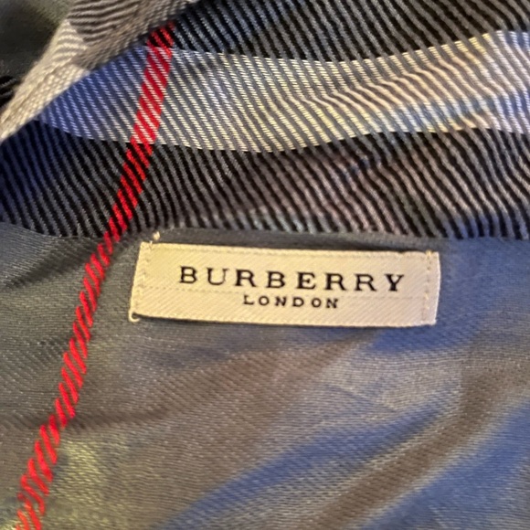 BURBERRY 100% CASHMERE GRAY PLAID SCARF/SHAWL - Picture 4 of 6